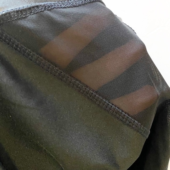 High Waist Mesh Accented 7/8 Athletic Leggings - Picture 5 of 7